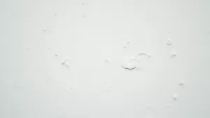 Białe plamy na tynku silikonowym