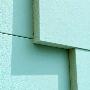 Czy styropian AQUA trzeba tynkować