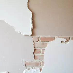 Czy tynki gipsowe można zostawić na zimę