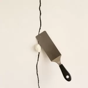 jak naprawić pęknięcia tynku cementowowapiennego