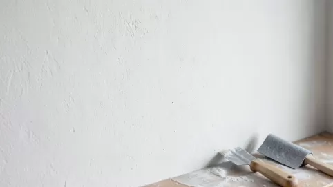 jak przygotować tynk gipsowy do malowania