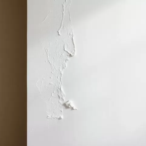 Jak usunąć tynk strukturalny ze ściany