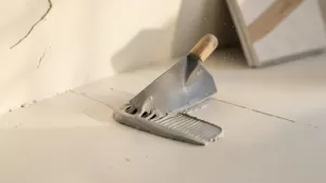 po jakim czasie można kłaść płytki na tynk gipsowy