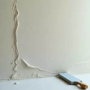 po jakim czasie zacierać tynk cementowowapienny
