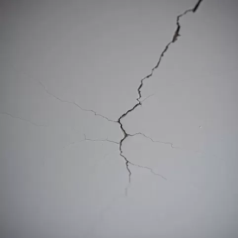 Popękany tynk na stropie teriva