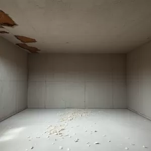 Skuwanie tynku z sufitu