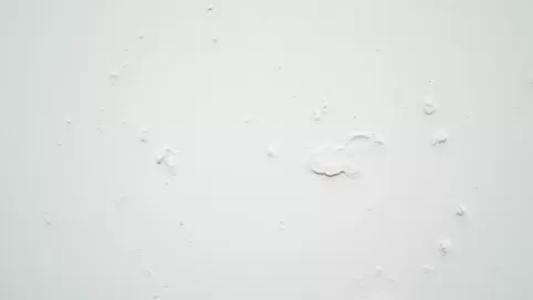 Białe plamy na tynku silikonowym