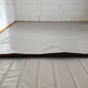 Czy dawać folię pod panele przy ogrzewaniu podłogowym