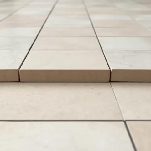 Czy można kłaść płytki na płytki przy ogrzewaniu podłogowym