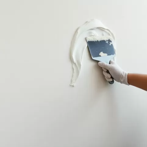 Czy na tynki gipsowe kładzie się gładź