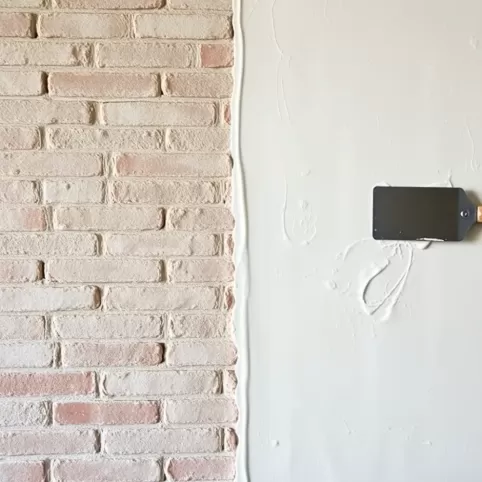 Czy pod płytki trzeba tynkować