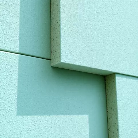 Czy styropian AQUA trzeba tynkować