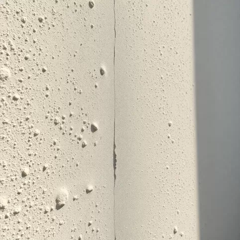 Czy tynk mineralny trzeba malować