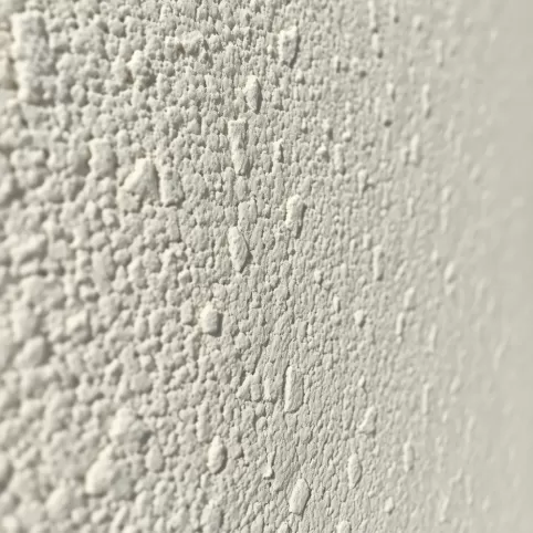 Czy tynki cementowo wapienne trzeba szpachlować