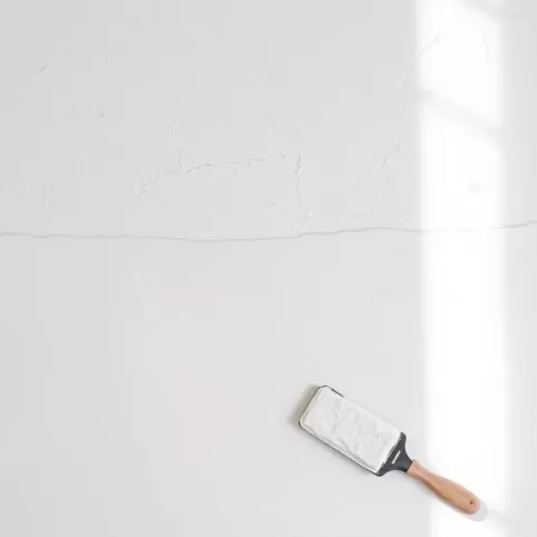 Czy tynki gipsowe trzeba szpachlować