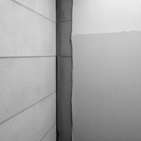 Czy tynkować łazienkę pod płytki