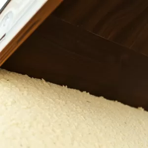 Czy wełna może dotykać deskowania