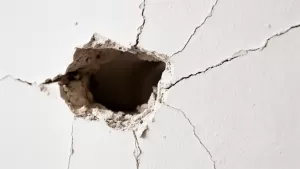 czym uzupełnić ubytki w tynku gipsowym