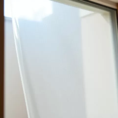 Folią do zabezpieczenia okien przed tynkowaniem