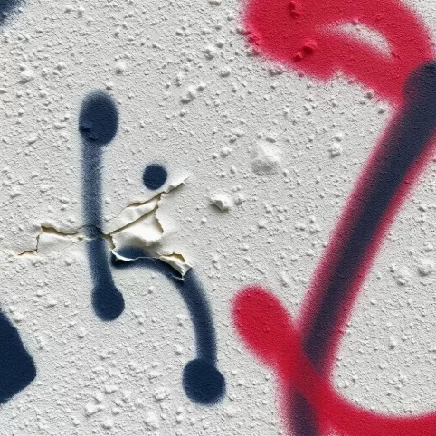 Jak usunąć graffiti z tynku