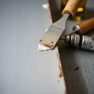 Jak usunąć tynk silikonowy z blachy