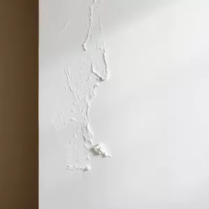 Jak usunąć tynk strukturalny ze ściany