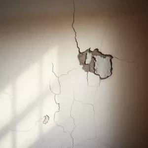 Jak usunąć tynk żywiczny ze ściany