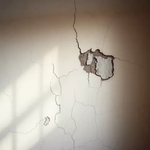 Jak usunąć tynk żywiczny ze ściany