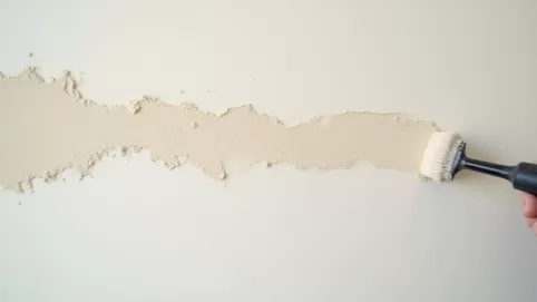 jak wygładzić tynki cementowo wapienne