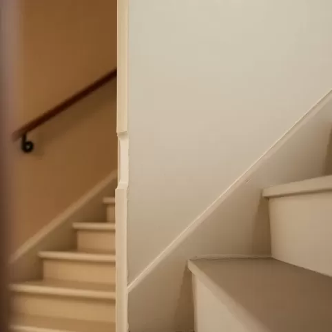 Jaki tynk na klatkę schodową