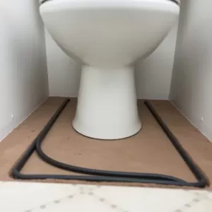 Montaż WC na ogrzewaniu podłogowym