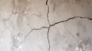 popękany tynk cementowo wapienny