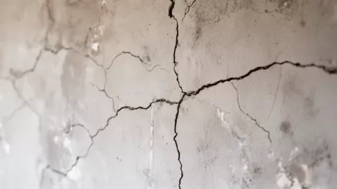 popękany tynk cementowo wapienny
