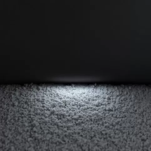 Szczelina między wełną a membraną