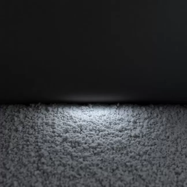 Szczelina między wełną a membraną