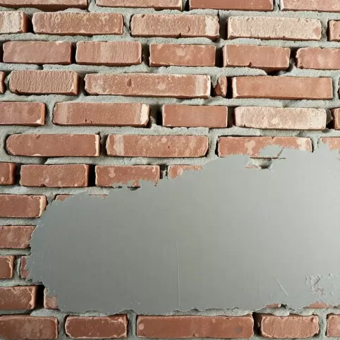 Tynkowanie starej ściany z cegły