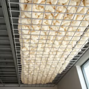 Układanie wełny na suficie podwieszanym cena