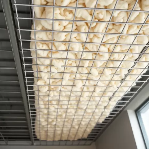 Układanie wełny na suficie podwieszanym cena
